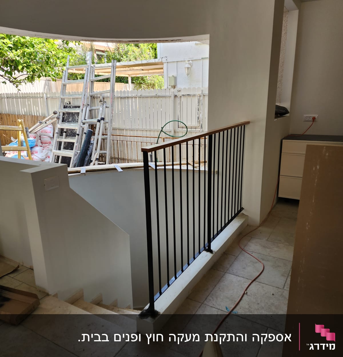 מעקה מתכת שחור ליד מדרגות